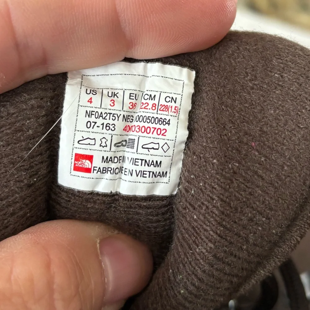 The North Face. HydroSeal waterproof boots. Size 4. Very‎ good condition
